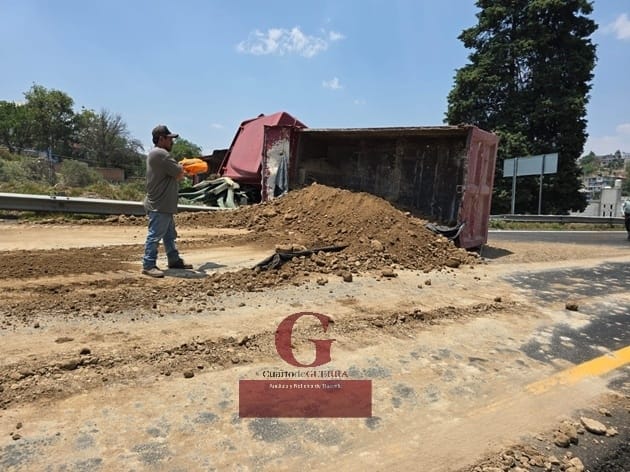 Volcadura de camión de volteo causa estragos en la carretera Apizaco-Tlaxcala